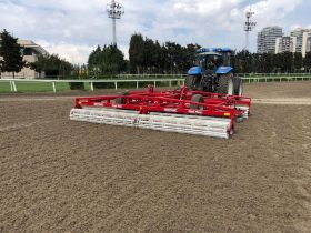 At yarışlarında hipodrom üzerindeki kumların düzenlenmesi ve bu kumların karıştırılması için pist kum karıştırıcı kullanılmaktadır. Bu karıştırıcı, pistin düzleştirilmesini sağlamakta ve bu şekilde atlara adil bir yarış ortamı sağlamaktadır. Pist kum düzleştirme işlemi için de kullanılan